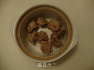 白萝卜排骨汤的做法步骤：1