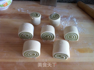 抹茶双色馒头卷的做法步骤：7