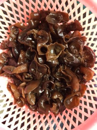 炒木耳的做法步骤：1