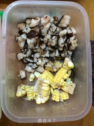 鲜甜皮蛋粥的做法步骤：2