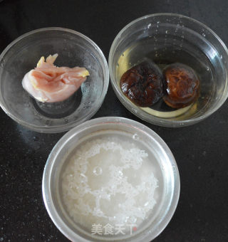 香菇鸡丁粥的做法步骤：1