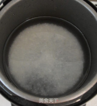 香菇鸡丁粥的做法步骤：2