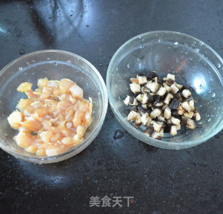香菇鸡丁粥的做法步骤：3