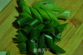 溜肉段的做法步骤：1