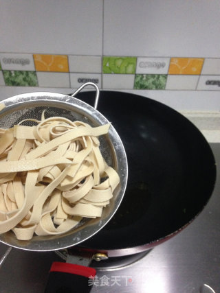 菠菜炒豆皮的做法步骤：3