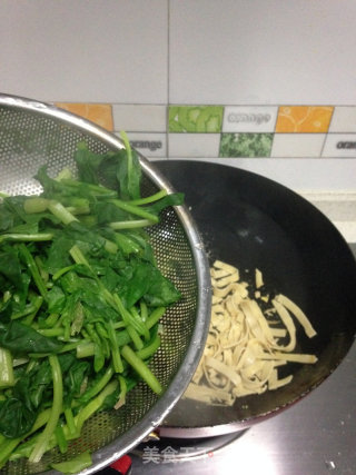 菠菜炒豆皮的做法步骤：4