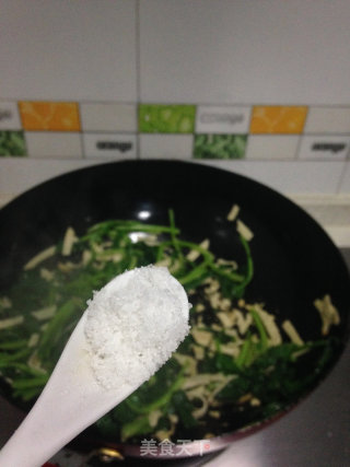 菠菜炒豆皮的做法步骤：5