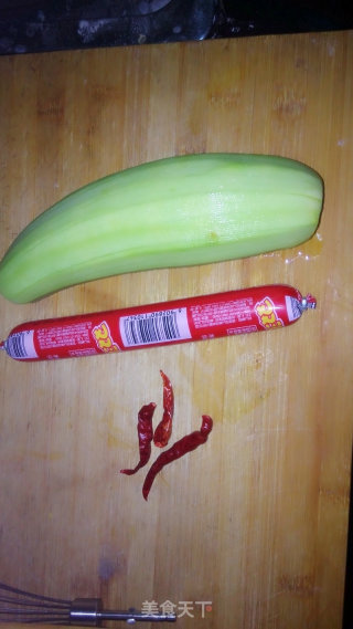 西葫芦（占瓜）炒火腿肠的做法步骤：1