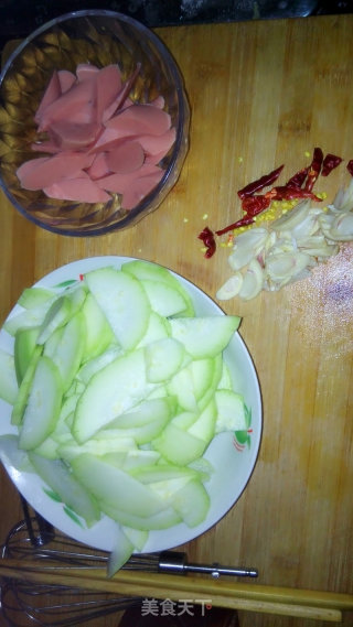 西葫芦（占瓜）炒火腿肠的做法步骤：2