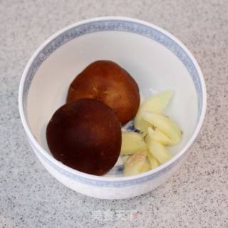 自种蔬菜做出的美食-----水晶香菜丸子的做法步骤：2