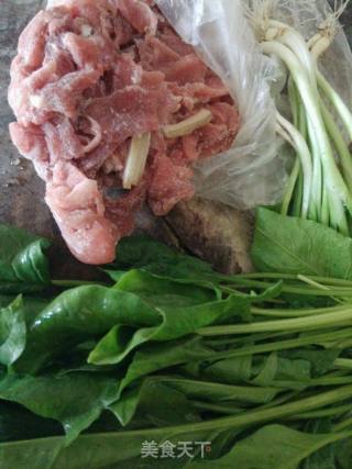 菠菜水饺的做法步骤：1