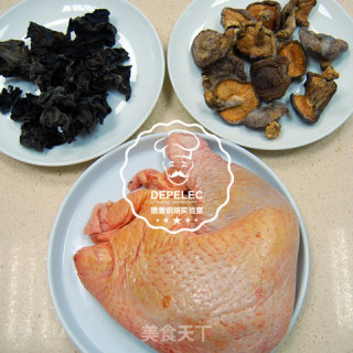 香菇木耳蒸鸡的做法步骤：1