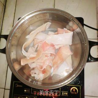 酸辣猪皮的做法步骤：1