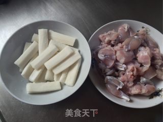 牛蛙炒年糕的做法步骤：1