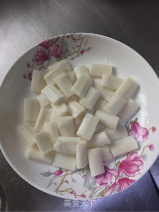 牛蛙炒年糕的做法步骤：2