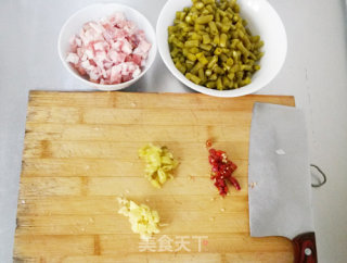 节后的开胃下饭解腻菜——肉丁炒酸豇豆的做法步骤：2