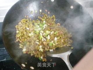 节后的开胃下饭解腻菜——肉丁炒酸豇豆的做法步骤：7
