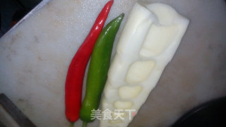时令美味～～～～陈醋彩椒烩春笋的做法步骤：1