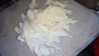时令美味～～～～陈醋彩椒烩春笋的做法步骤：4