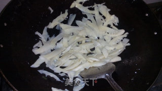 时令美味～～～～陈醋彩椒烩春笋的做法步骤：7