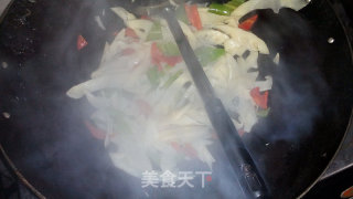 时令美味～～～～陈醋彩椒烩春笋的做法步骤：9