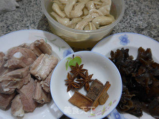 大豆蛋白黑木耳烧排骨的做法步骤：1