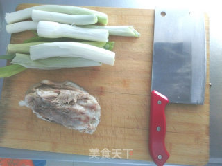 葱爆肘花的做法步骤：1