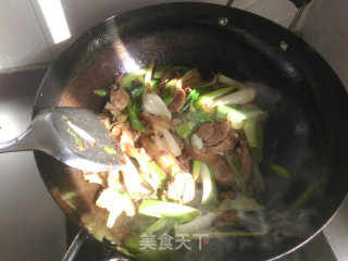 葱爆肘花的做法步骤：5