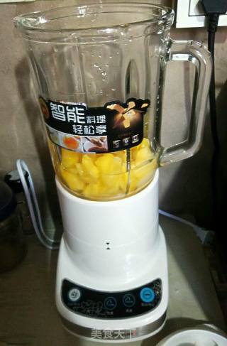 自制菠萝汁的做法步骤：2