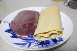 家庭风味的北京名菜：京酱肉丝的做法步骤：1