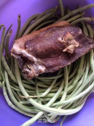 老腊肉炒豇豆的做法步骤：1
