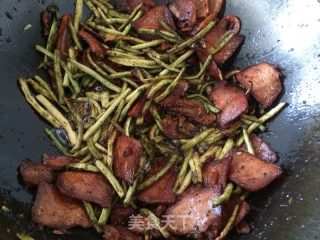 老腊肉炒豇豆的做法步骤：5
