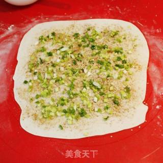 葱香四溢-----葱香手抓饼的做法步骤：2