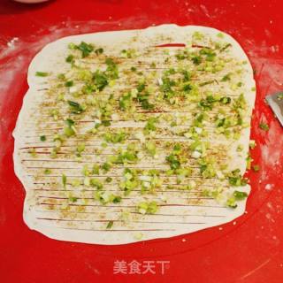 葱香四溢-----葱香手抓饼的做法步骤：3
