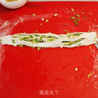 葱香四溢-----葱香手抓饼的做法步骤：4