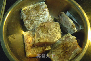 干煎黑椒带鱼的做法步骤：2