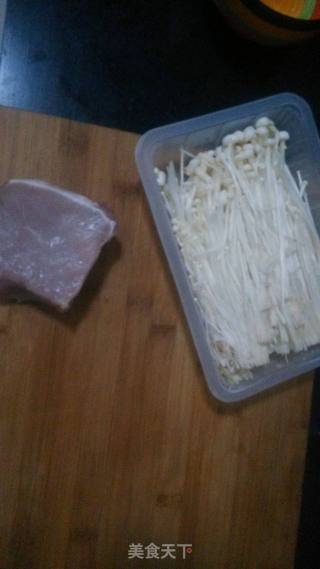里脊肉卷金针菇的做法步骤：1