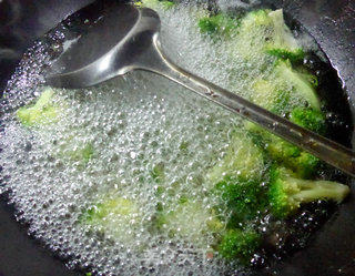 大豆蛋白炒西兰花的做法步骤：2