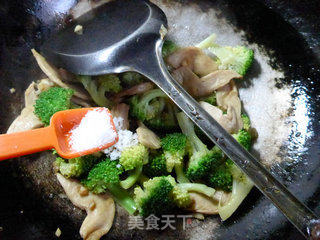 大豆蛋白炒西兰花的做法步骤：8