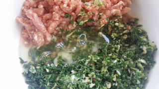 荠菜丸子：那唤起春意的圆丸靓汤的做法步骤：2
