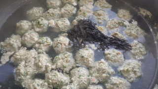 荠菜丸子：那唤起春意的圆丸靓汤的做法步骤：3