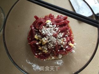 胡萝卜炒牛肉的做法步骤：2