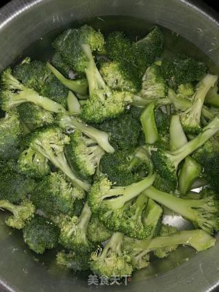 蒜香西兰花的做法步骤：1