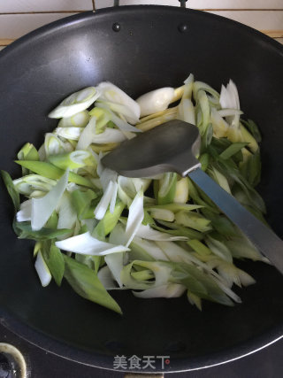 葱爆羊肉卷的做法步骤：2