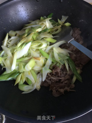 葱爆羊肉卷的做法步骤：6