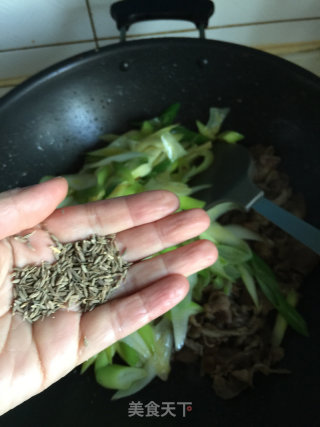 葱爆羊肉卷的做法步骤：7