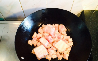 百叶结红烧肉的做法步骤：3