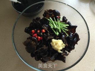 凉拌木耳的做法步骤：4