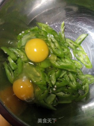 尖椒炒鸡蛋的做法步骤：2