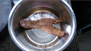 暖心暖胃墨鱼猪肚排骨汤的做法步骤：1
